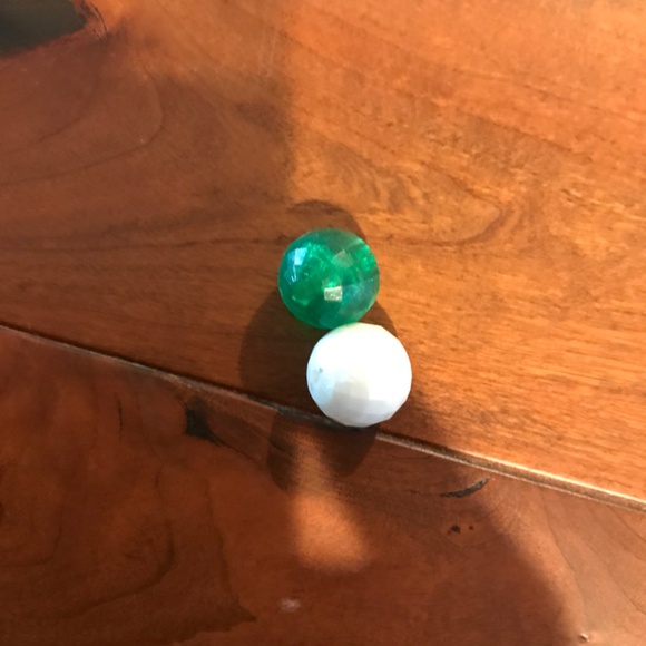 VINTAGE ASSORTMENT OF BUTTONS - Picture 7 of 8